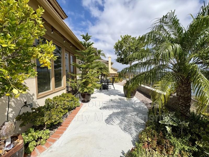 1867 Amalfi Dr - Photo 7 of 41