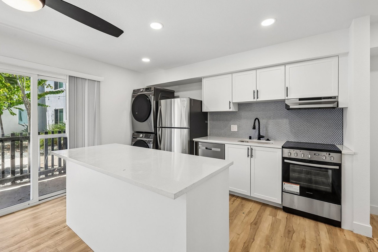 The Crest | Renovated Studios, Lofts, 1, 2 & 3 Bedroom Apartments - Photo 2 of 50