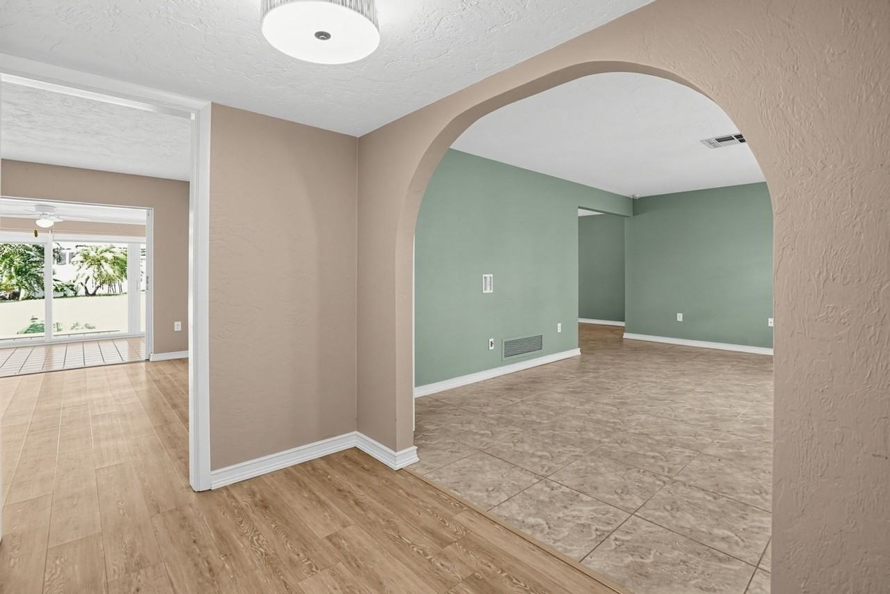 2876 Captiva Dr - Photo 4 of 45