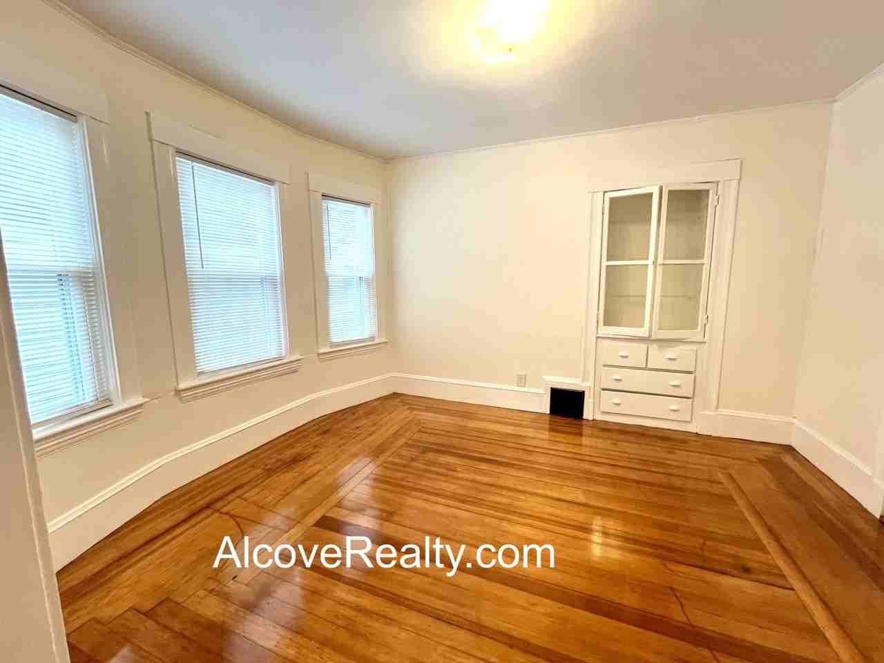 39 Raymond Avenue - Photo 3 of 10
