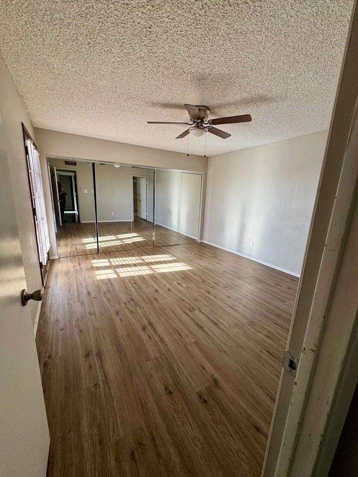 545 W 37th Pl - Photo 5 of 14