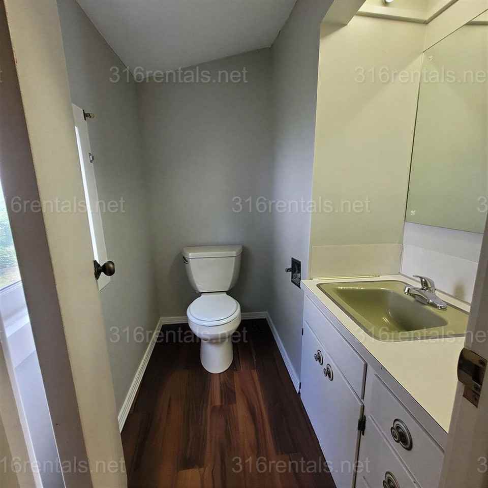 618 E 7th St - Photo 2 of 11
