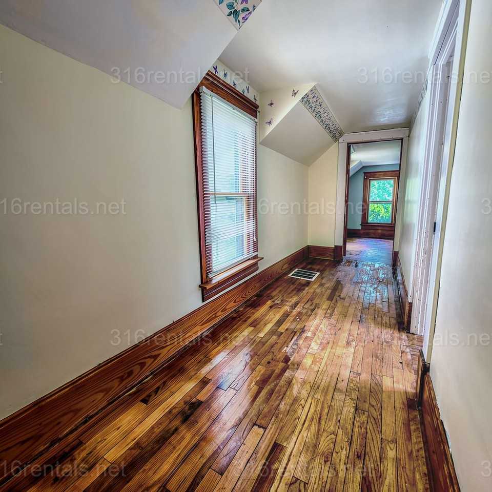 618 E 7th St - Photo 3 of 11