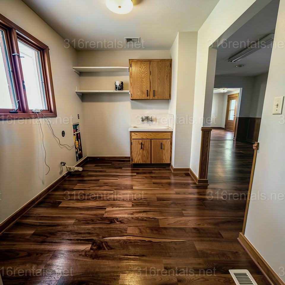 618 E 7th St - Photo 4 of 11