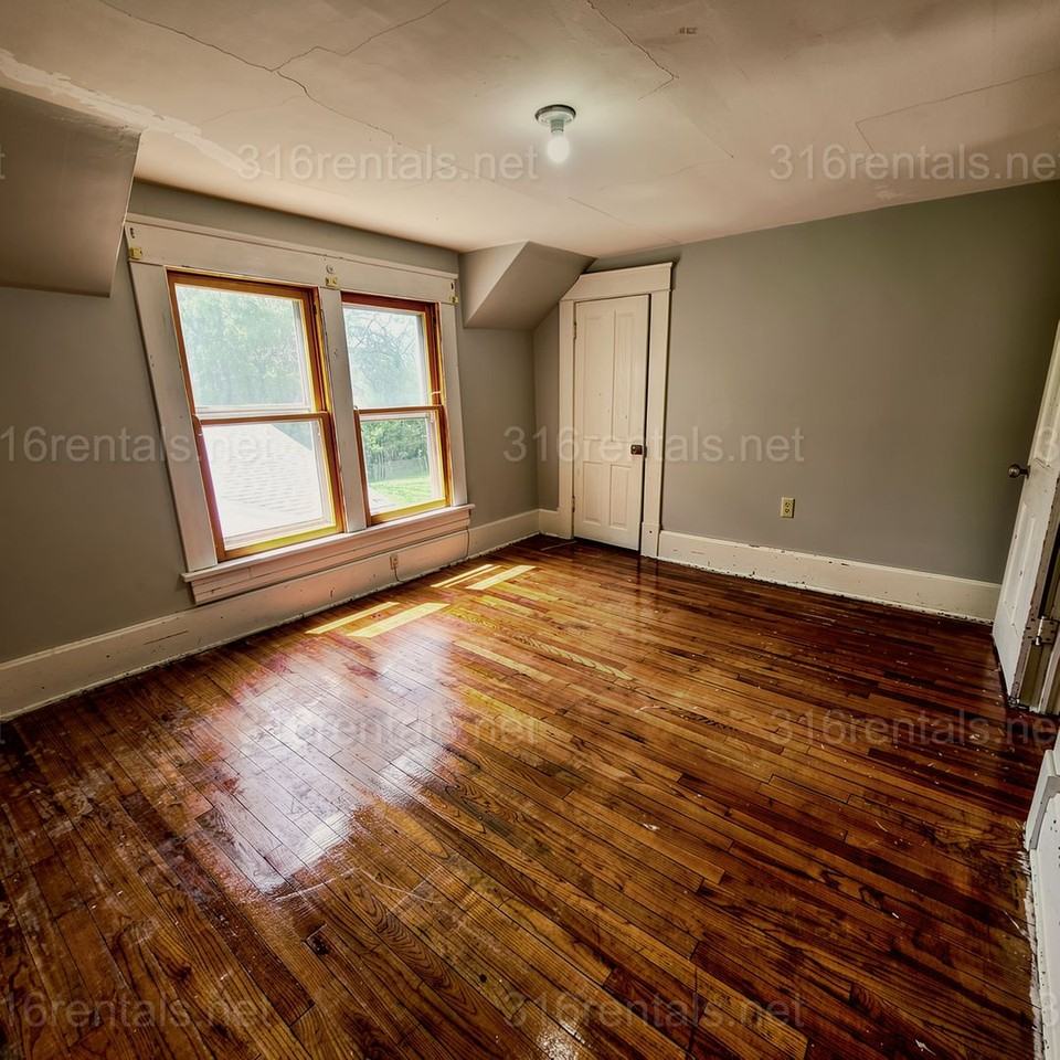 618 E 7th St - Photo 7 of 11