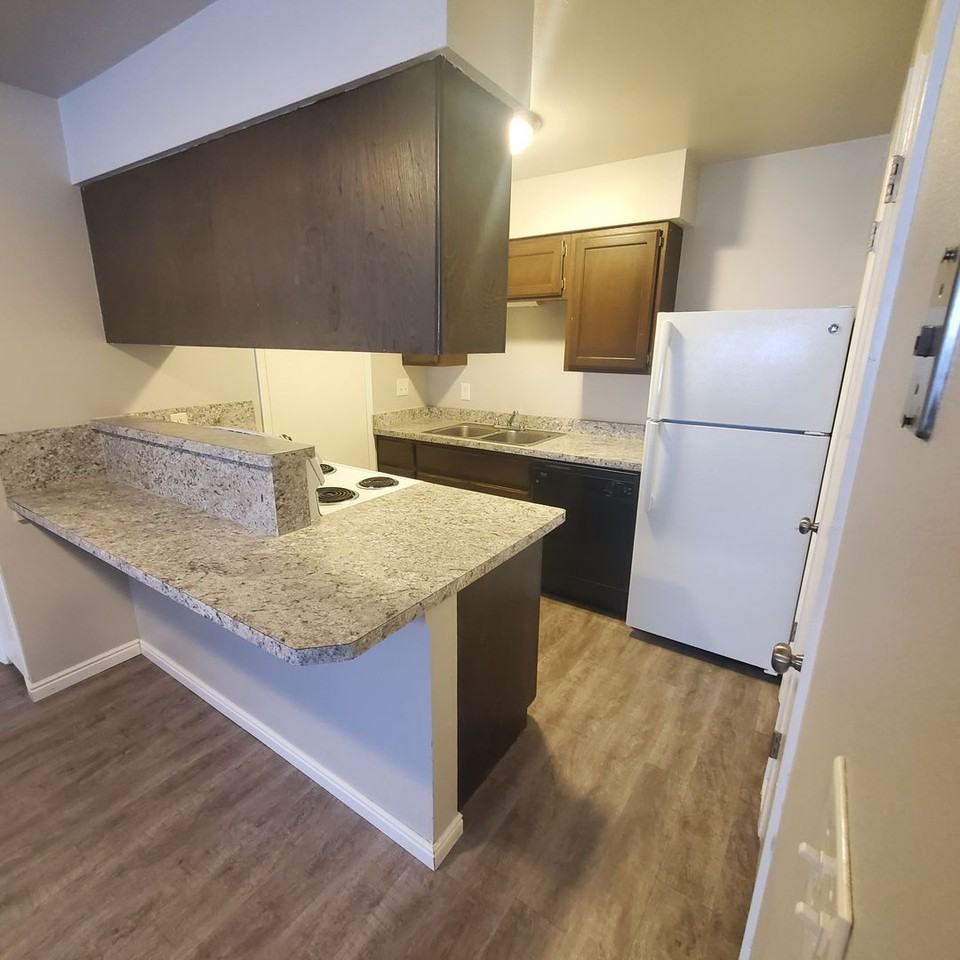 500 Building Monterey Apartments - Photo 4 of 10