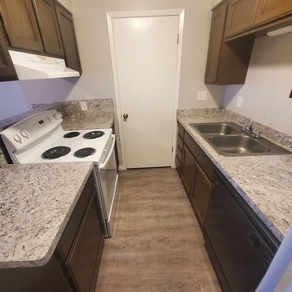 500 Building Monterey Apartments - Photo 5 of 10