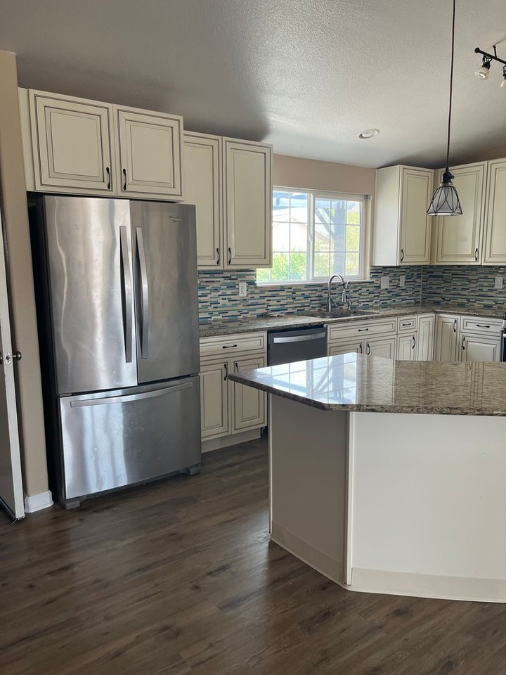 1645 Meadows Ave - Photo 2 of 17