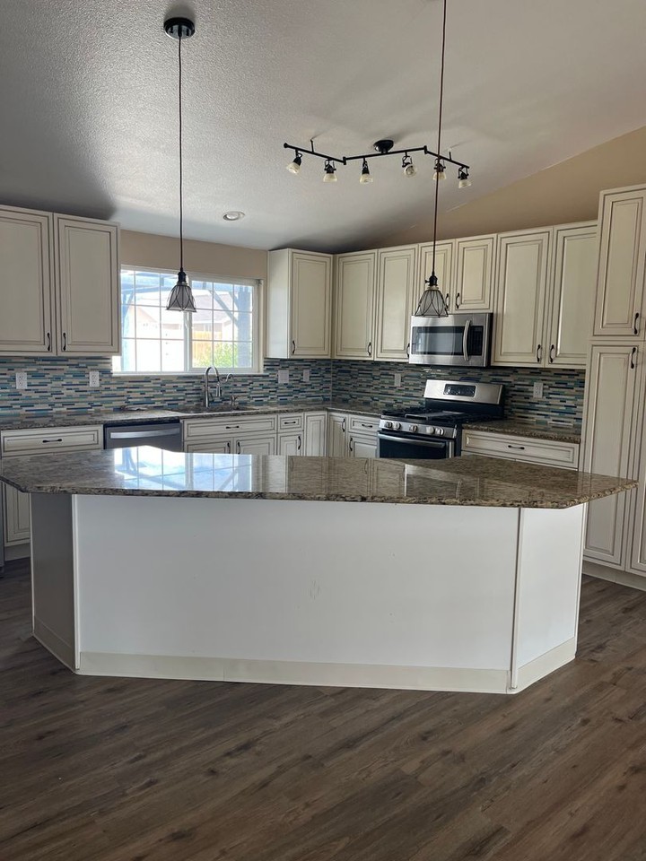 1645 Meadows Ave - Photo 3 of 17