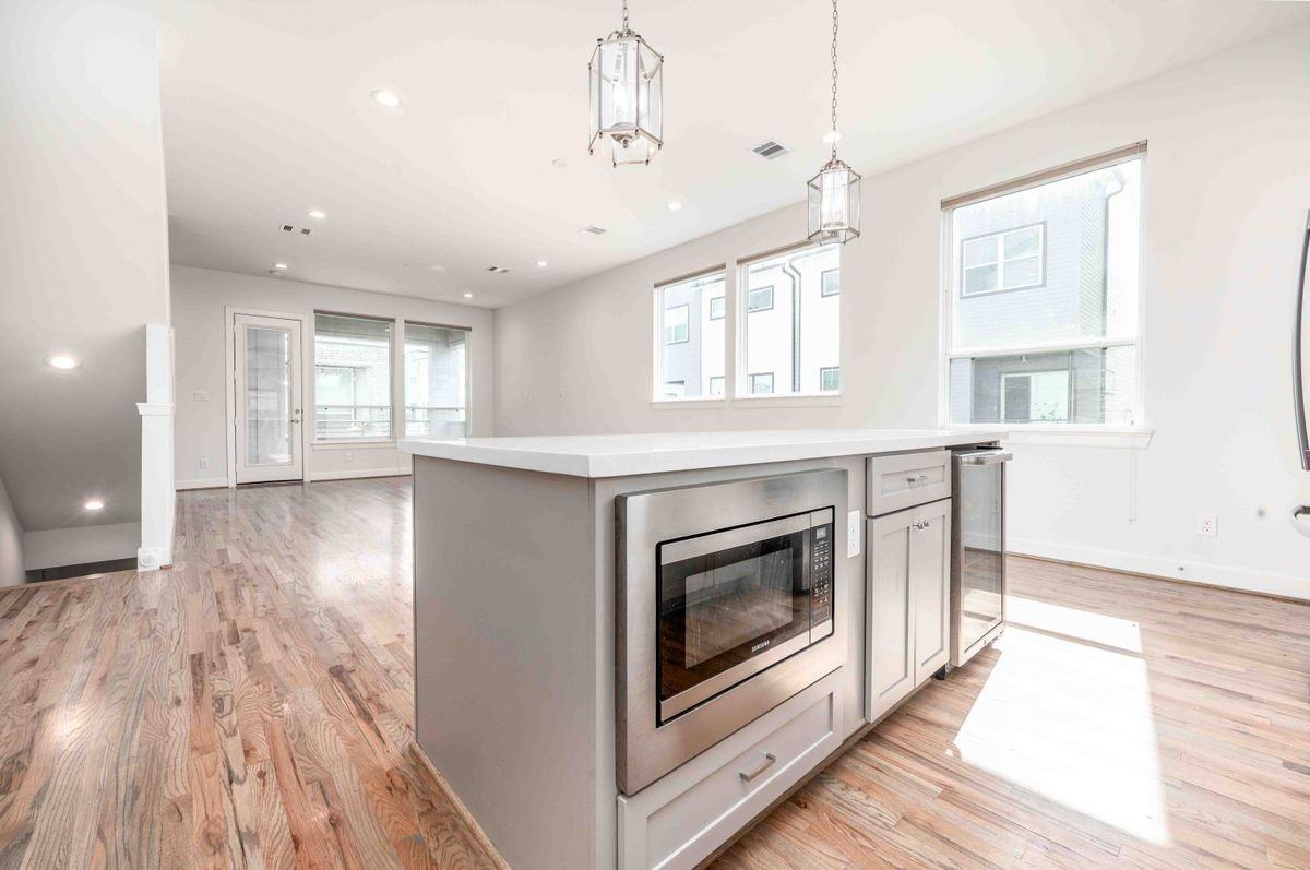 2471 W 11th St - Photo 6 of 30