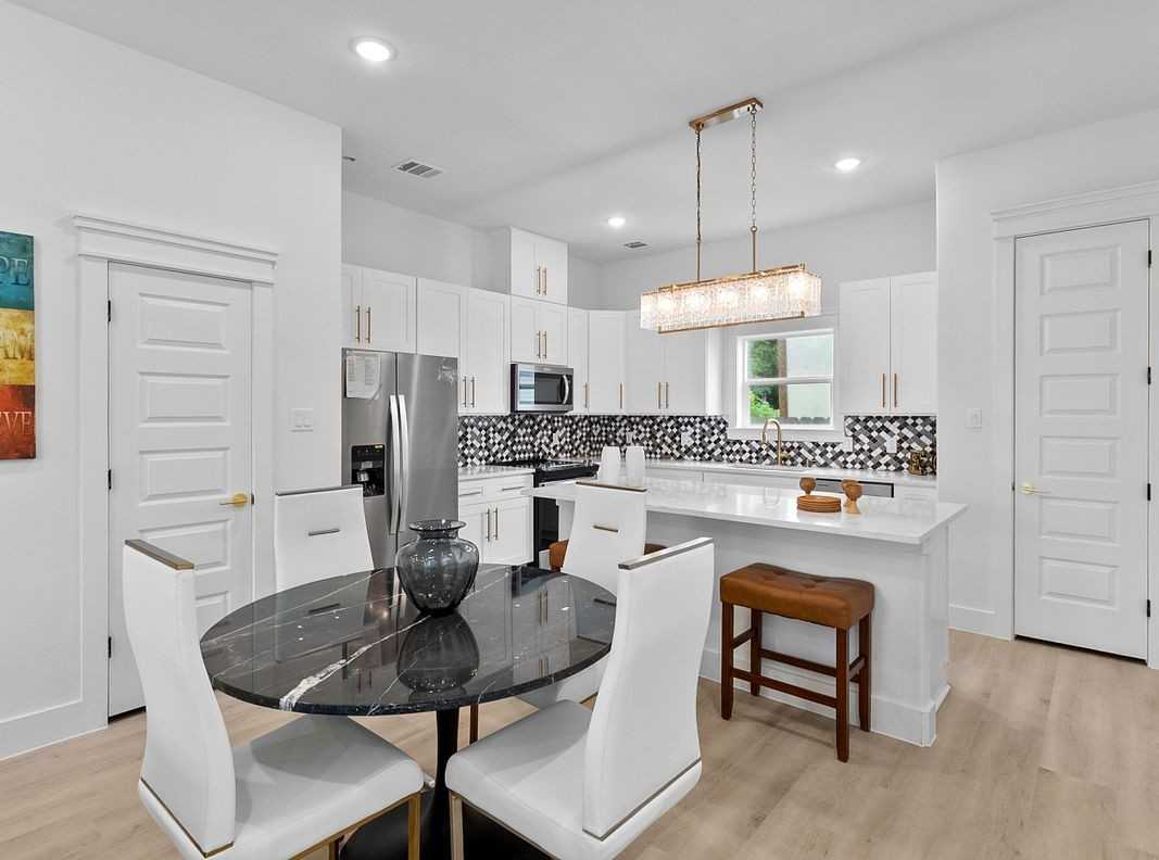 821 North Loop - Photo 2 of 8
