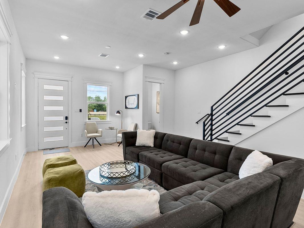821 North Loop - Photo 3 of 8