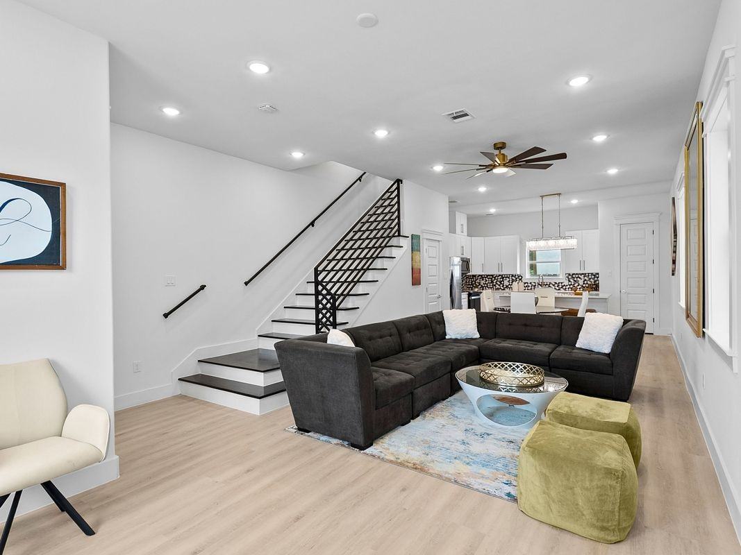 821 North Loop - Photo 4 of 8