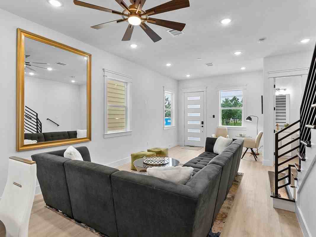 821 North Loop - Photo 5 of 8