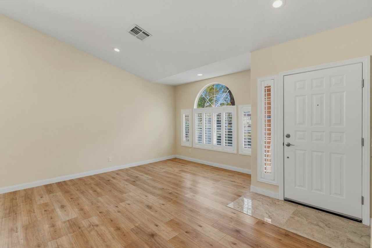235 Scotgrove St - Photo 4 of 34