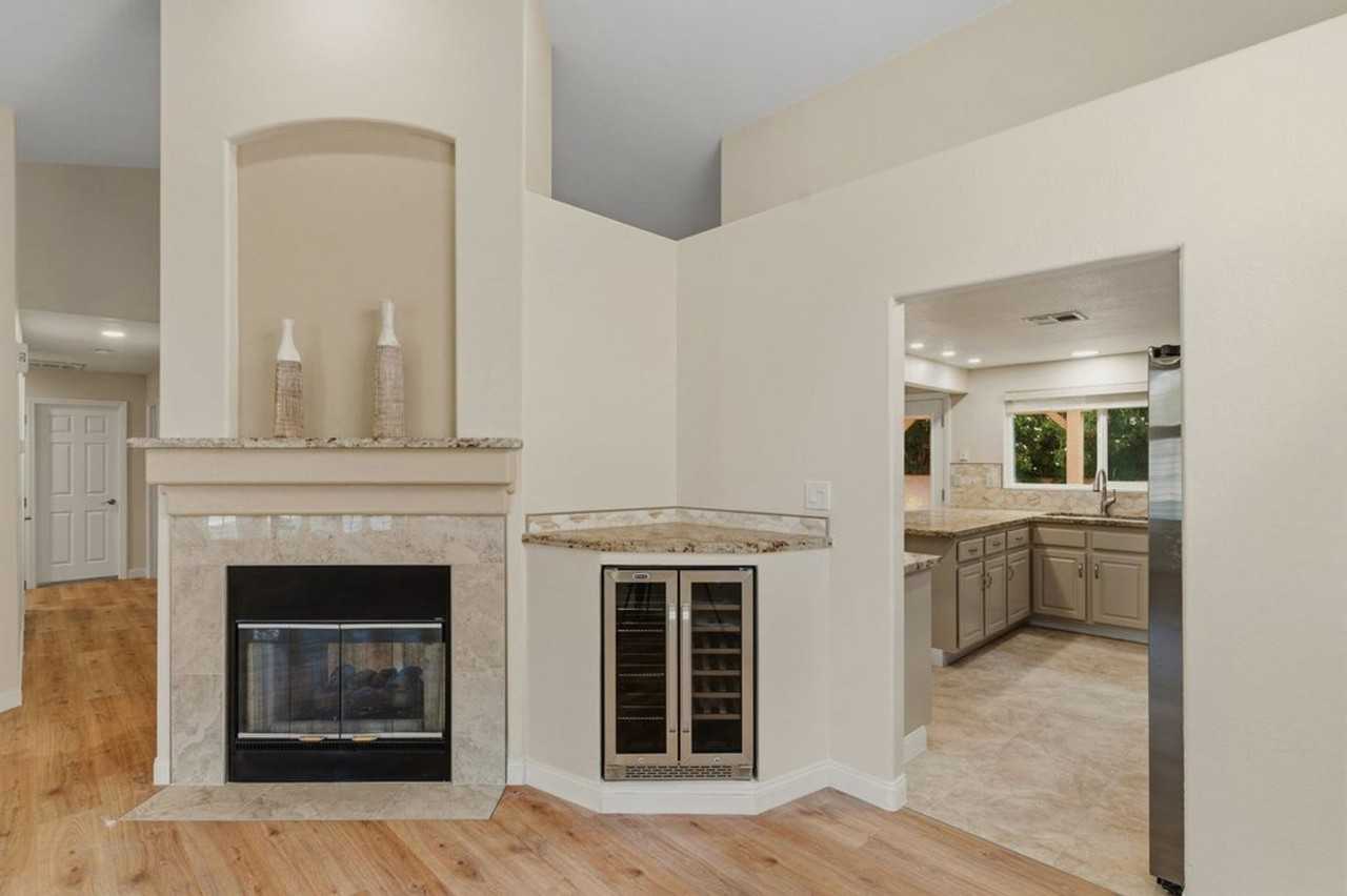 235 Scotgrove St - Photo 5 of 34