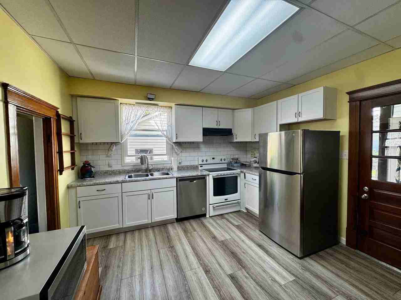 1422 11th St - Photo 3 of 23