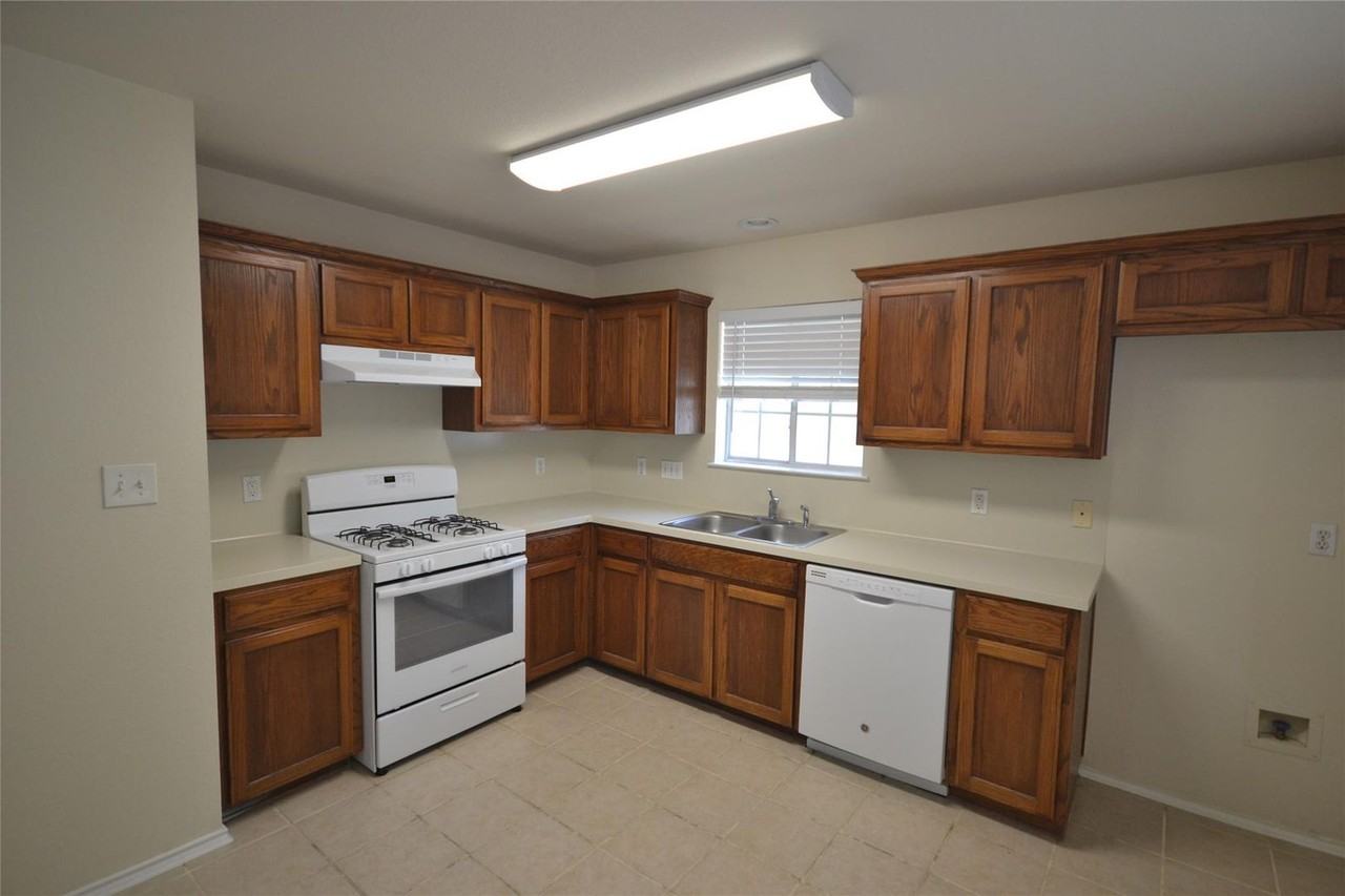 718 Meadow View Dr - Photo 3 of 18