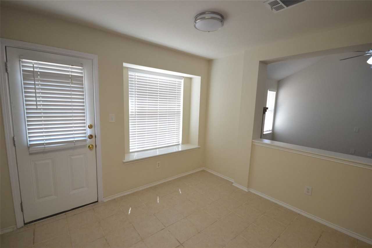 718 Meadow View Dr - Photo 4 of 18
