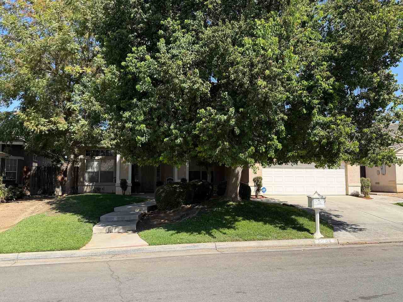 5594 W Bluff Ave - Photo 2 of 8