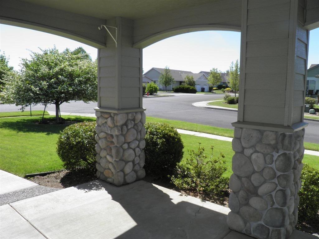 1305 Ne Tucson Way - Photo 2 of 9