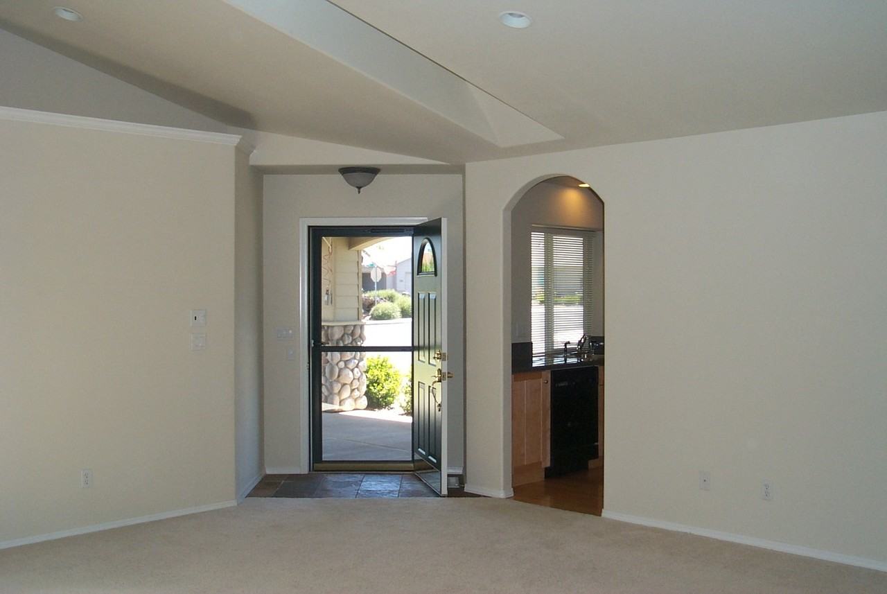 1305 Ne Tucson Way - Photo 6 of 9