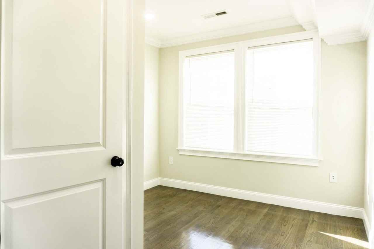 2025 Commonwealth Ave - Photo 4 of 5