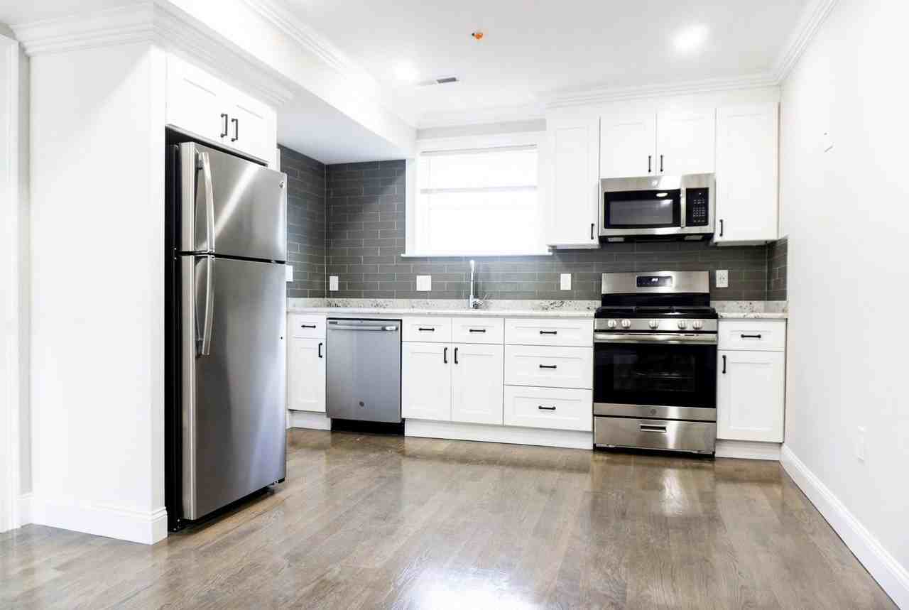 2025 Commonwealth Ave - Photo 5 of 5