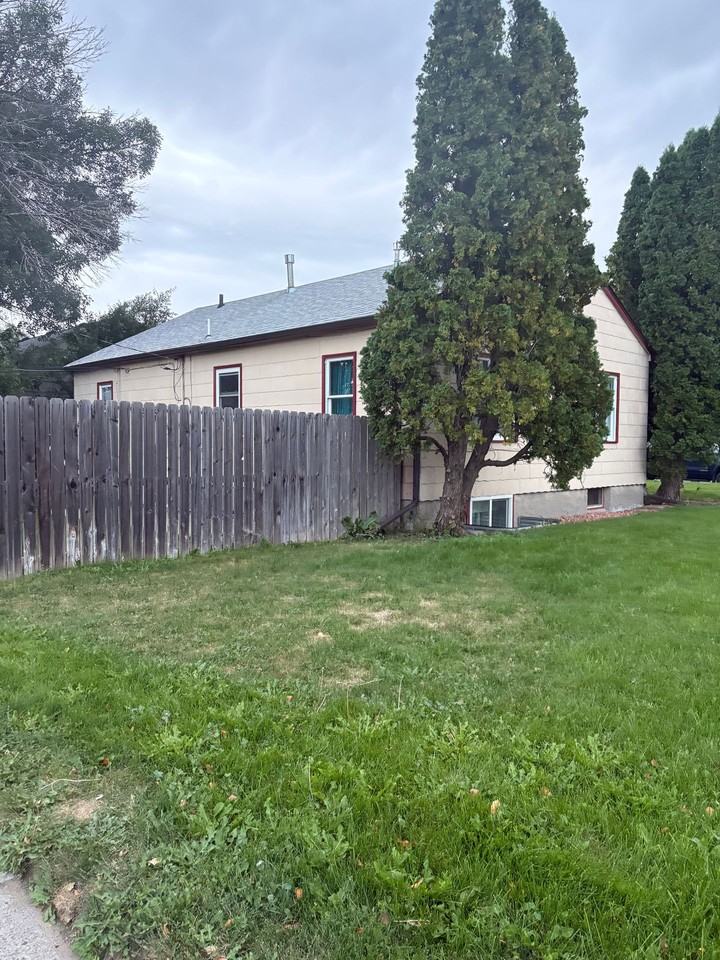 Centrally located 2 bed 1 bath upper level duplex - Photo 2 of 4