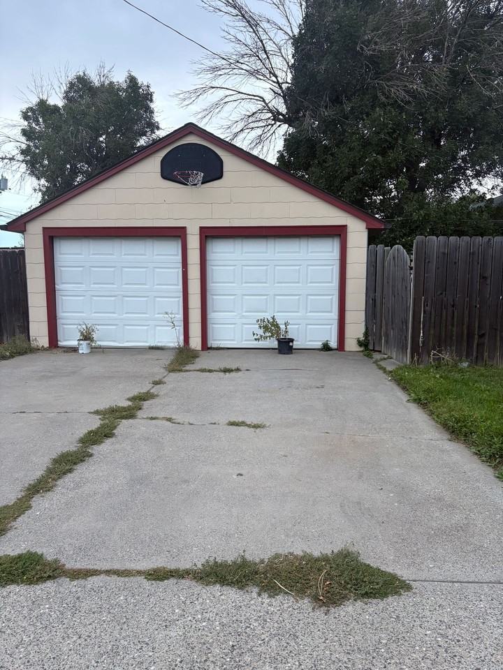 Centrally located 2 bed 1 bath upper level duplex - Photo 3 of 4