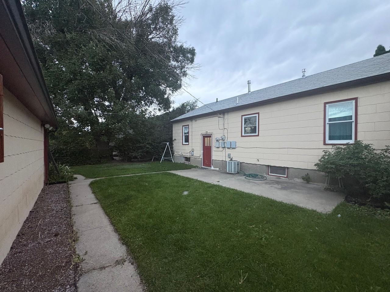 Centrally located 2 bed 1 bath upper level duplex - Photo 4 of 4