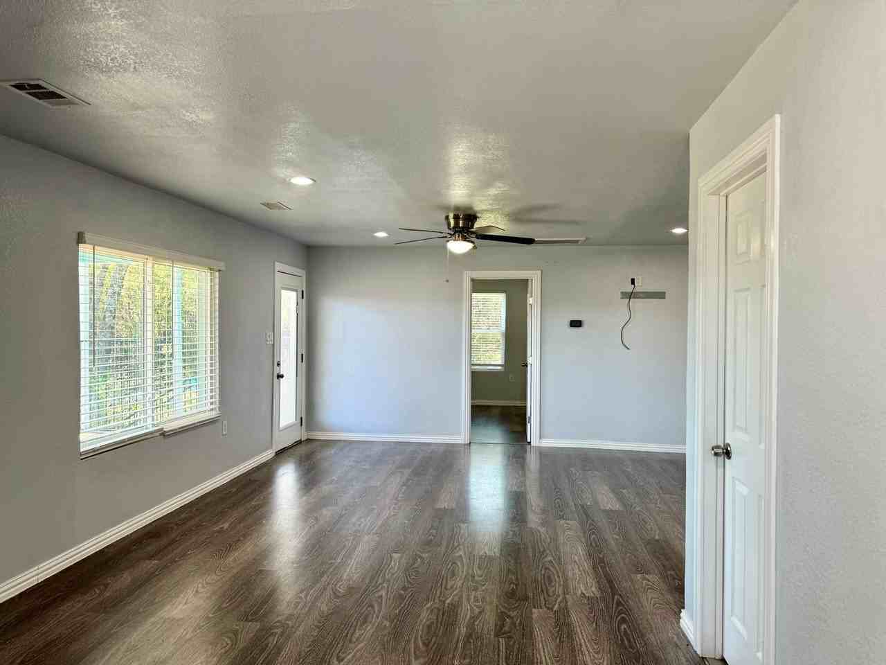 2618 Creekview Dr - Photo 4 of 33
