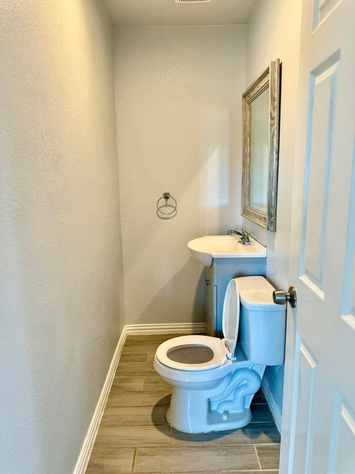 2618 Creekview Dr - Photo 5 of 33