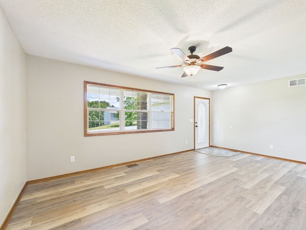 24625 Spencer Rd - Photo 4 of 50