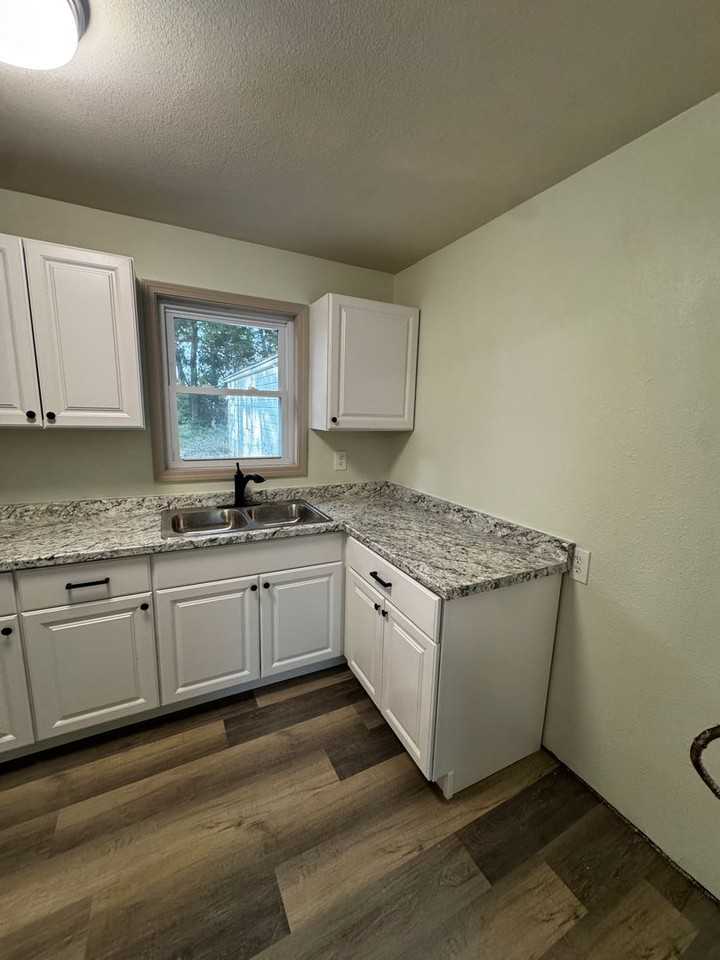105 Sw Sanneman Dr - Photo 2 of 5