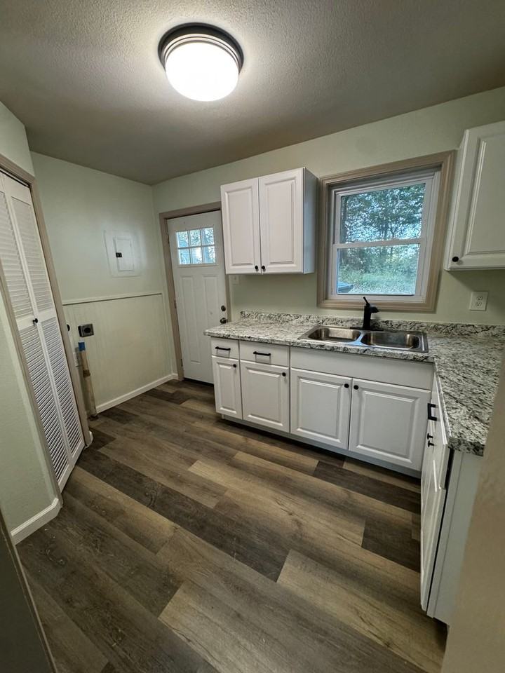 105 Sw Sanneman Dr - Photo 3 of 5