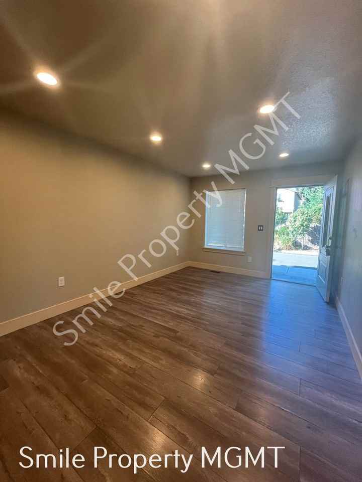 5938 Se 136th Ave - Photo 3 of 20