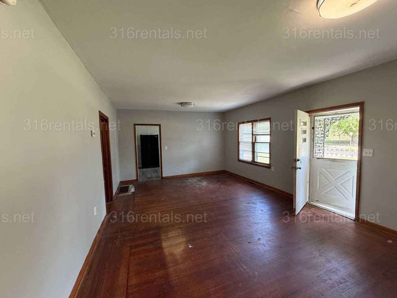 711 Old Main St - Photo 3 of 5