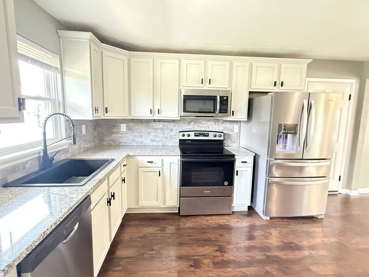 667 Parkwood Dr - Photo 4 of 22