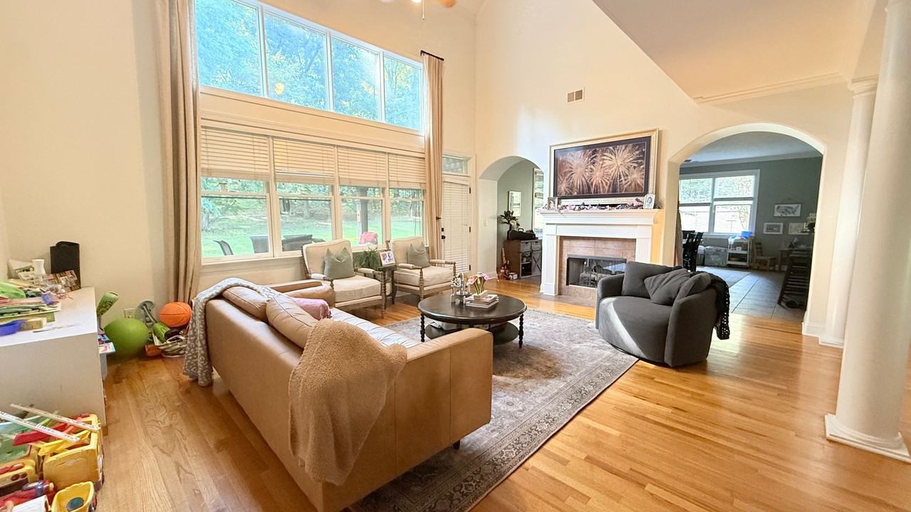 10138 Gillespie Oak Dr - Photo 3 of 16