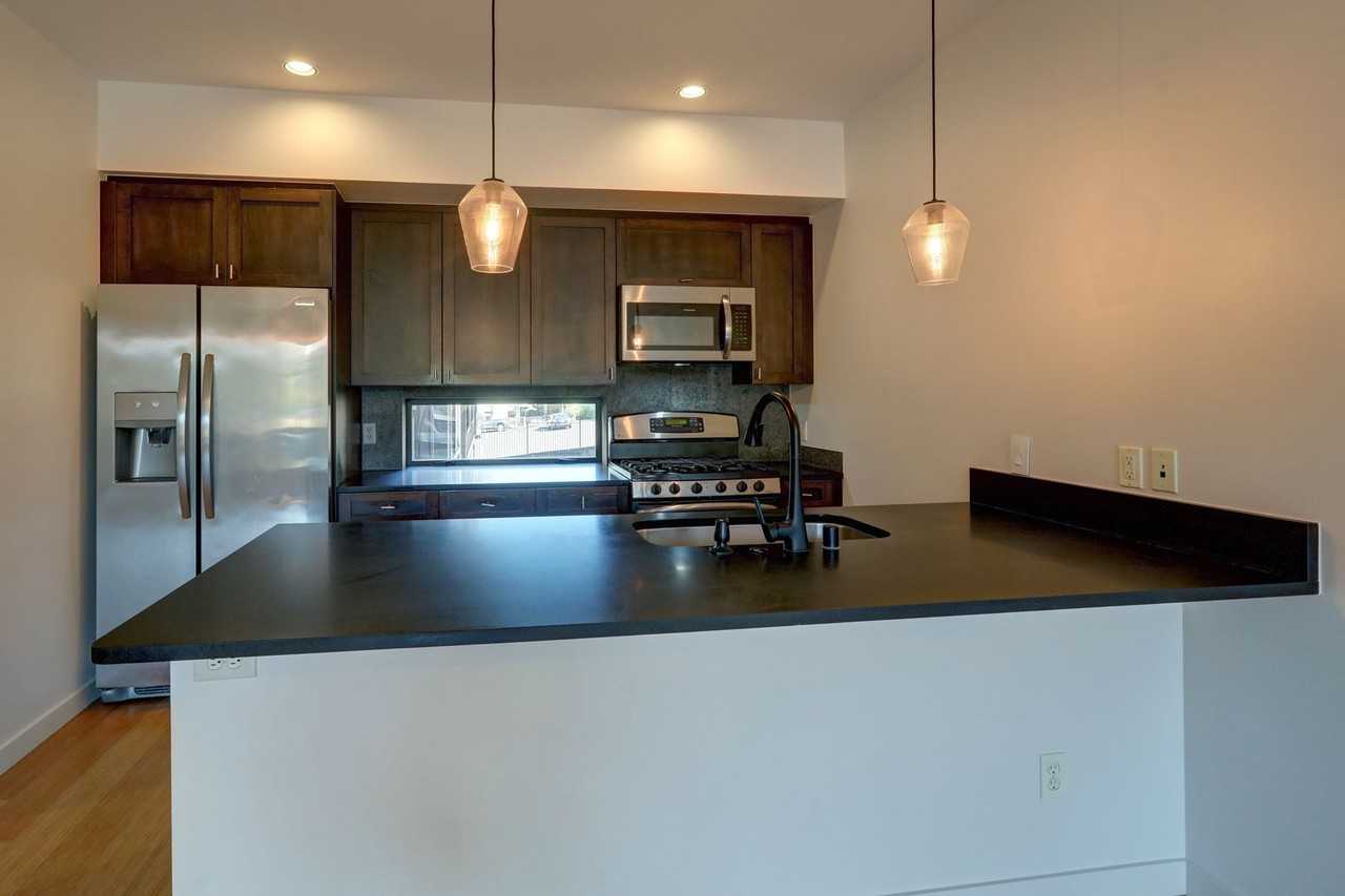 3820 S Hudson St - Photo 5 of 18