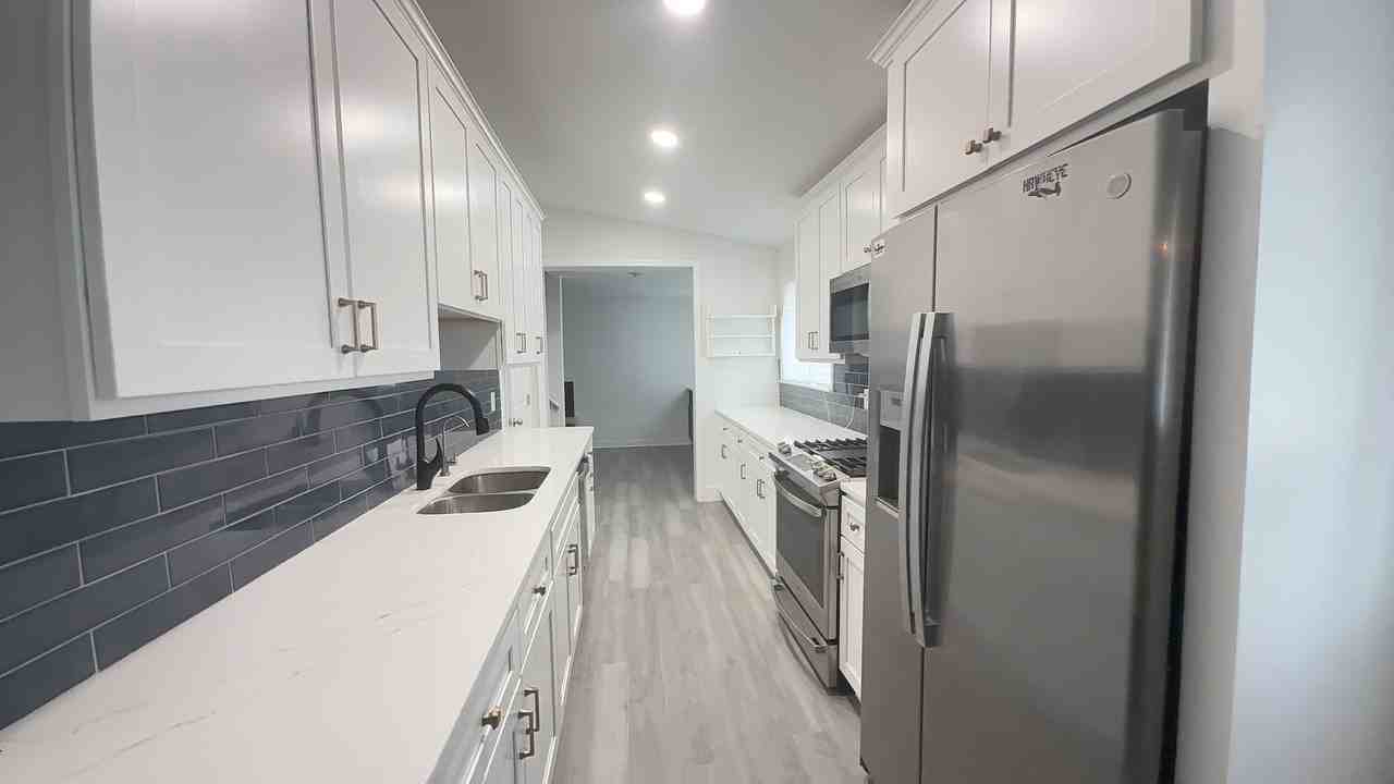 212 Waverly Dr - Photo 3 of 16