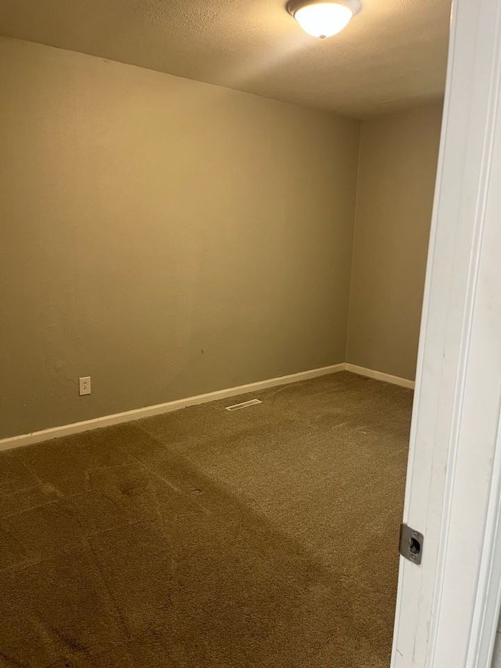 1900 S Greenwood Ave - Photo 2 of 10
