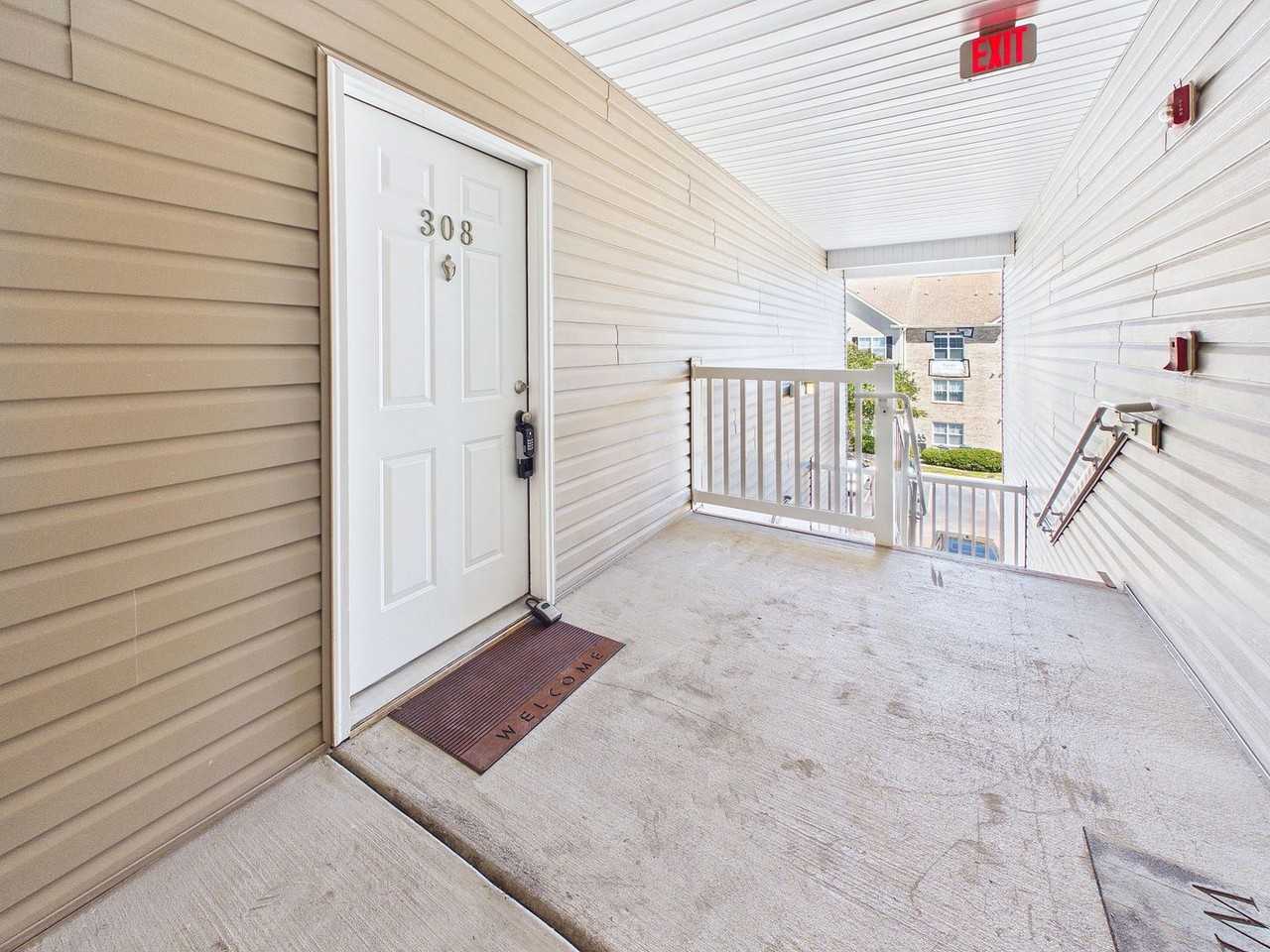 618 Condo Club Dr - Photo 4 of 32