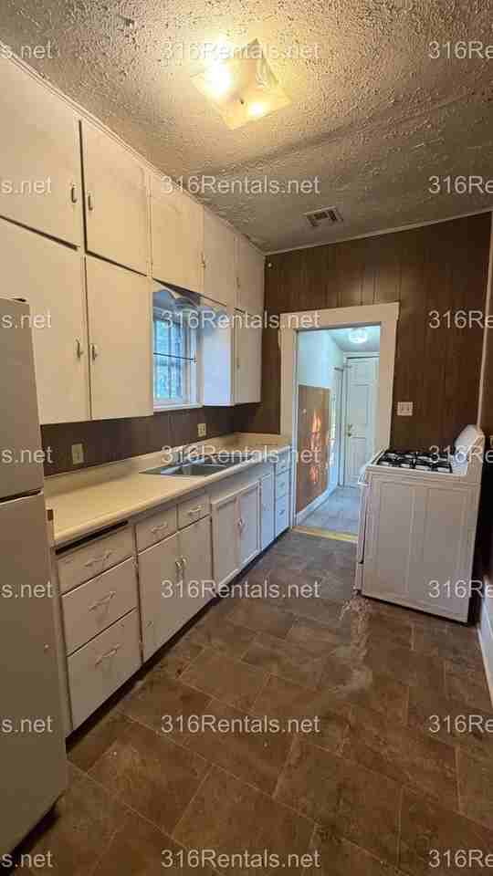 620 S Washington St - Photo 4 of 9