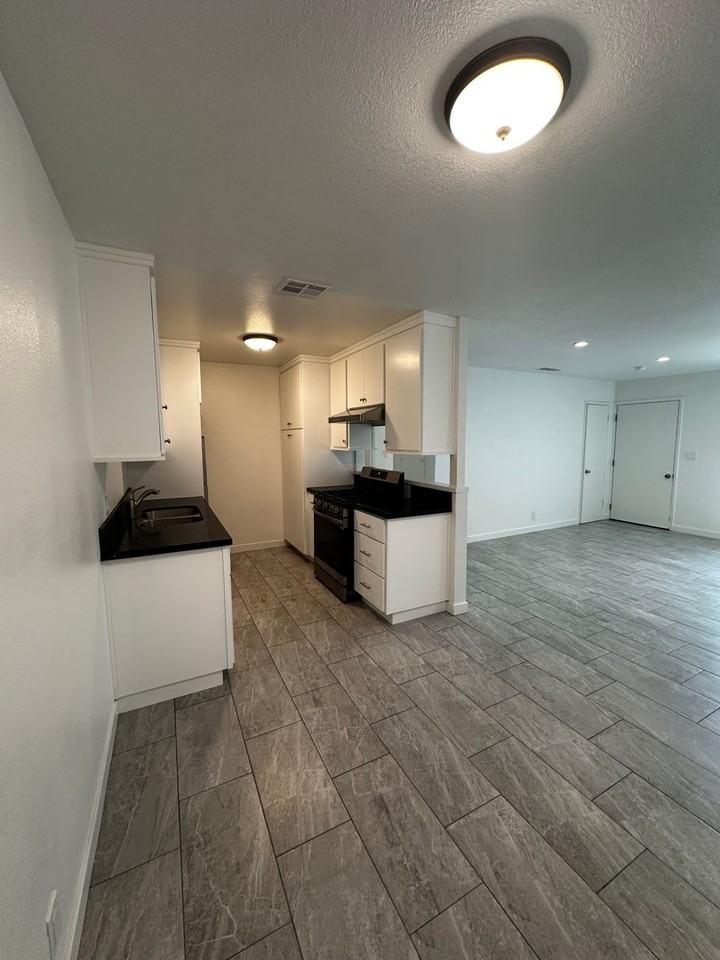 301 N Tustin Ave - Photo 4 of 23