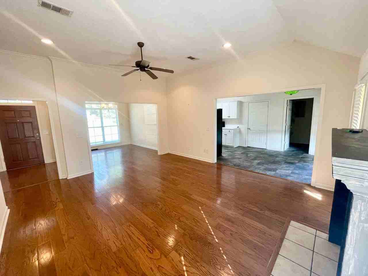 311 Longleaf Dr - Photo 4 of 17