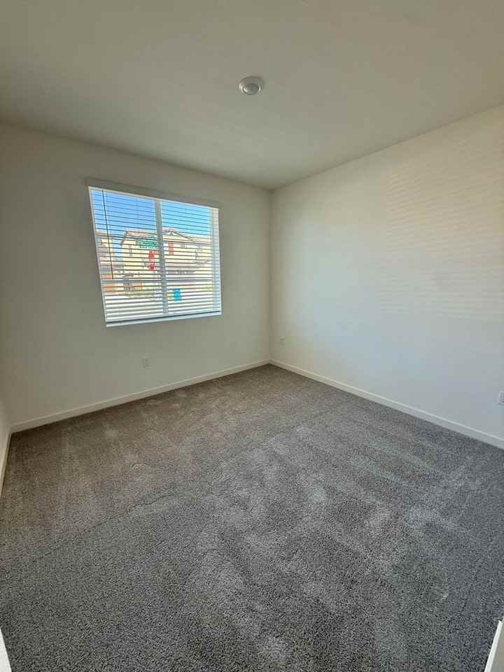 211 Dogwood Ct - Photo 3 of 12