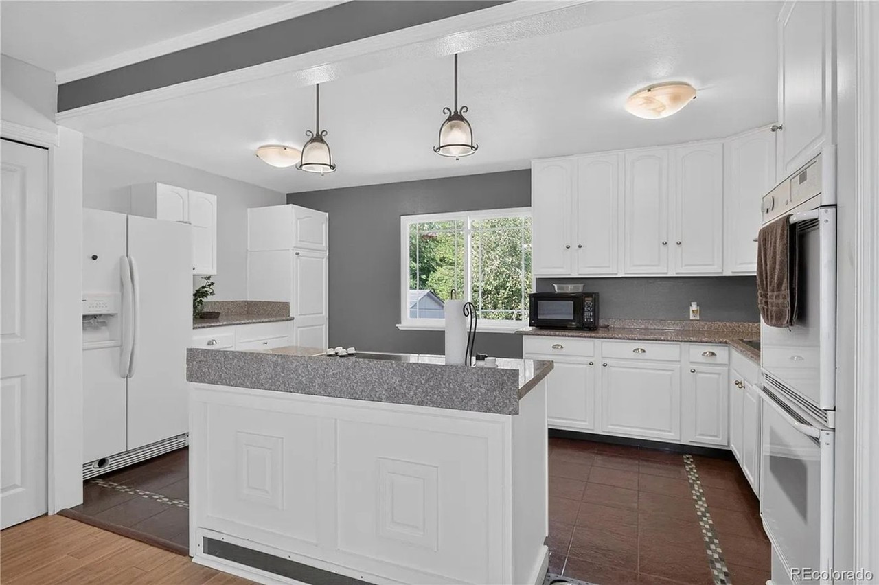 361 Dakin St - Photo 2 of 17