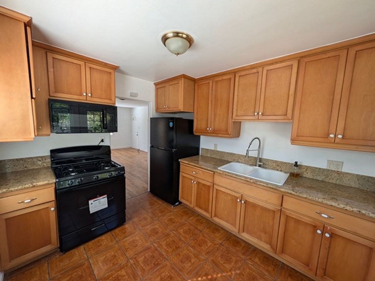1770 Roosevelt Ave - Photo 7 of 23